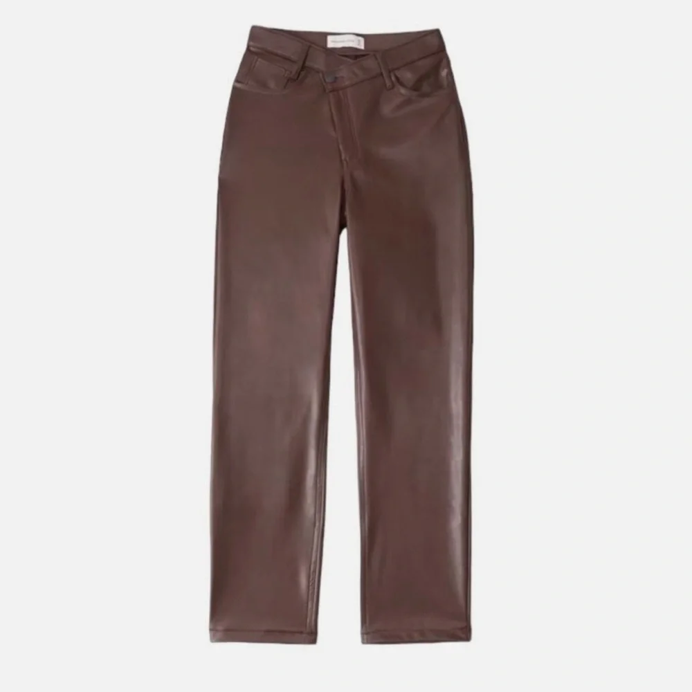Abercrombie & Fitch - Criss-Cross Waistband Vegan Leather 90s Straight Pant - Picture 5 of 13